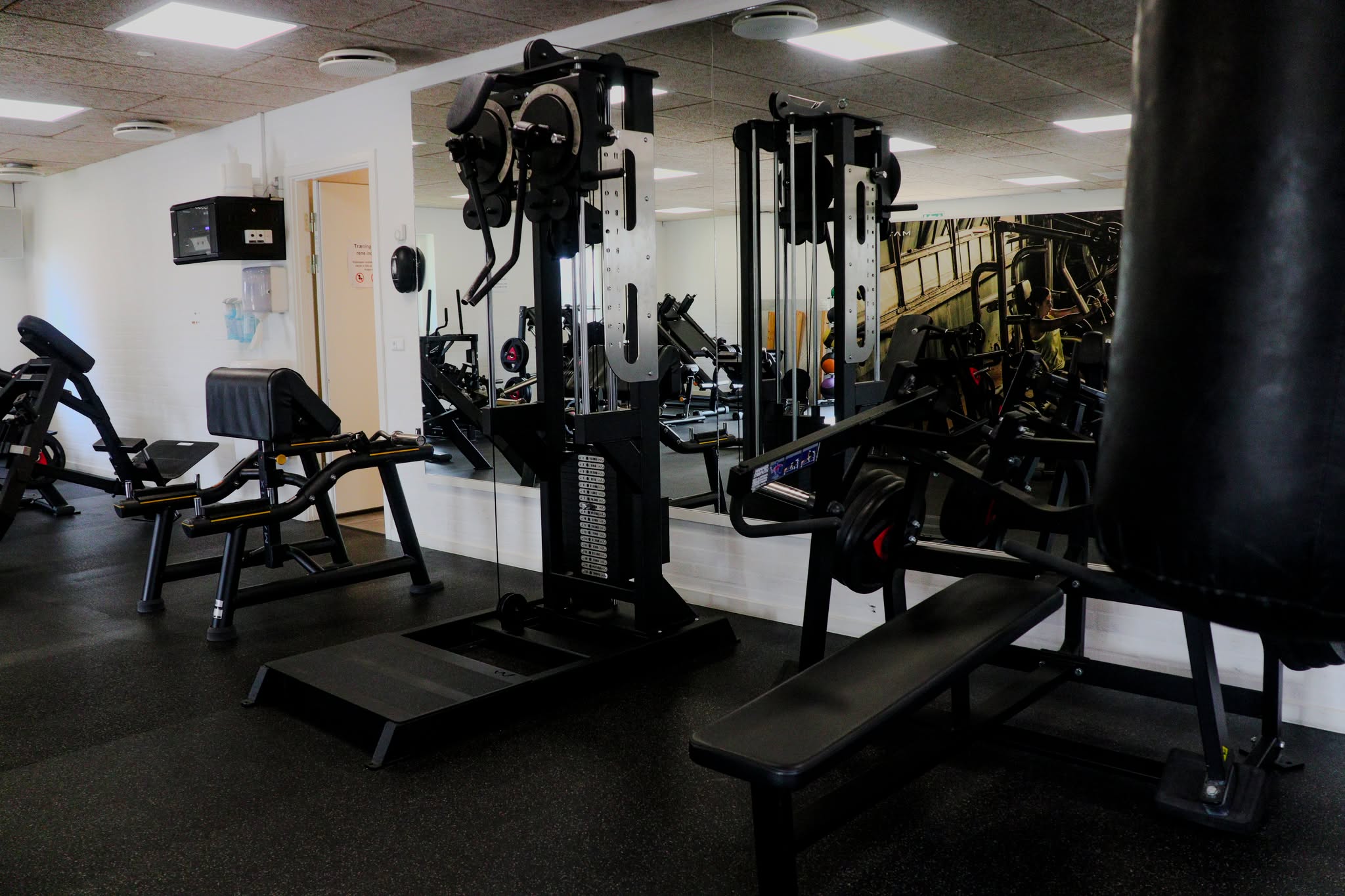 Træningsområde med styrkemaskiner i All Time Fitness